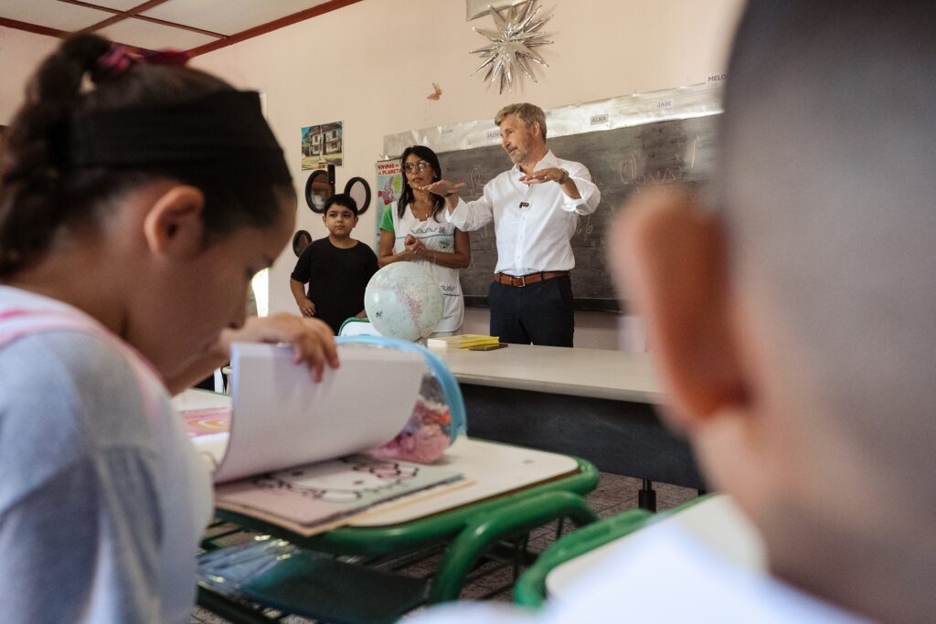 FRIGERIO INAUGURO EL CICLO LECTIVO EN VILLA PARANACITO
