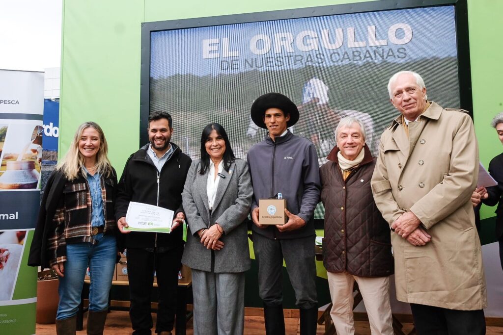 GOBIERNO PROVINCIAL DISTINGUIO A CABAÑEROS ENTRERRIANOS EN LA EXPO RURAL DE PALERMO